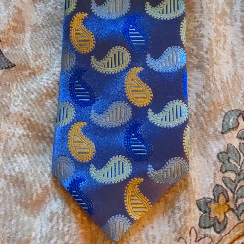 BCBG tie
